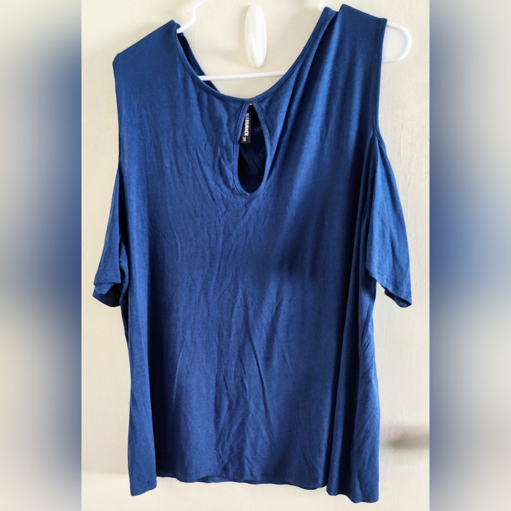 Allegrace women's plus size 2X blue COLD SHOULDER top. Stretch. Keyhole neck.
